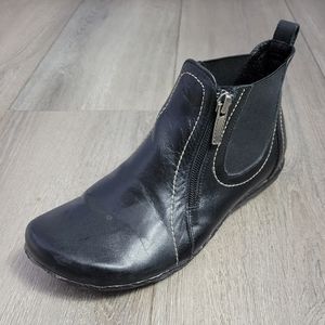 Black leather ankle boots with zipper, rubber sole, US 7, unique design.